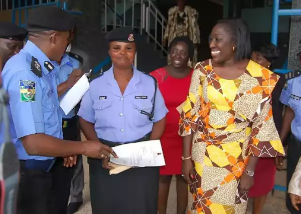 Photos: Traffic Policewoman Who Was Spot Working Under The Rain Honoured By Oyo State First Lady